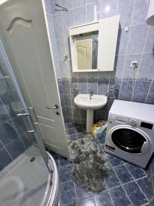 La petite salle de bains est pourvue de toilettes et d'un lavabo. dans l'établissement Apartman Lana, à Doboj