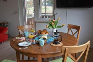 uma mesa de madeira com comida e bebidas em Ferienhaus Untere Zeitelwaidt em Bad Steben