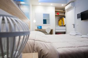 una camera da letto con un letto grande e una scrivania di B&B DELICIUS a Scalea