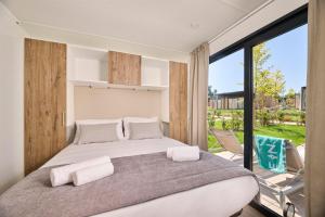 Postel nebo postele na pokoji v ubytování Camping Park Umag Mobile Homes