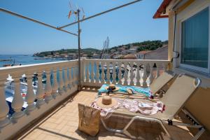 een balkon met een tafel en stoelen en uitzicht op de oceaan bij "OceanBreeze'' Studio in Gaios