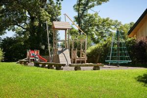 einen Park mit Spielplatz und Schaukel in der Unterkunft Reka-Feriendorf Wildhaus in Wildhaus