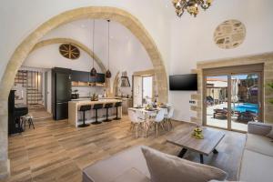 Casa Belvedere Boutique Villa في Kournás: مطبخ مفتوح وغرفة معيشة مع ممر