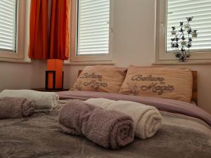 ein Schlafzimmer mit einem Bett mit Handtüchern darauf in der Unterkunft Villa Mali San in Trogir + 63 Fotos