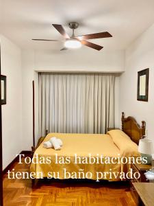 Hostal Cristina في إستيلا: غرفة نوم مع مروحة سقف وسرير