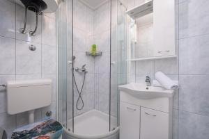 ein Badezimmer mit Dusche, Toilette und Waschbecken in der Unterkunft Apartments Katica in Mlini + 37 Fotos