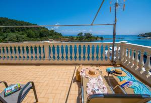 uma mesa e cadeiras numa varanda com vista para o oceano em "OceanBreeze'' Studio em Gaios