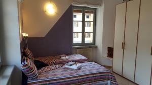 two beds in a small room with a window at APPARTAMENTS SUPERIOR ,o SUITE GARDARCO in Arco