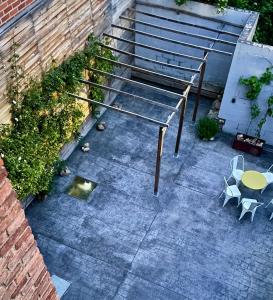 a set of stairs with a table and chairs at Suites La Catedral in León