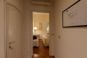 A bed or beds in a room at Big apartment a stone's throw from the Duomo