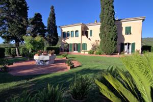 a large house with trees and a lawn at Residenza La Limonaia in Portoferraio