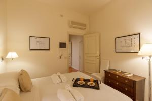 A bed or beds in a room at Big apartment a stone's throw from the Duomo