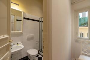 A bathroom at Big apartment a stone's throw from the Duomo