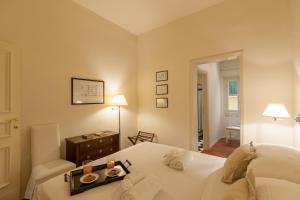 A bed or beds in a room at Big apartment a stone's throw from the Duomo