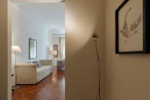 A seating area at Big apartment a stone's throw from the Duomo