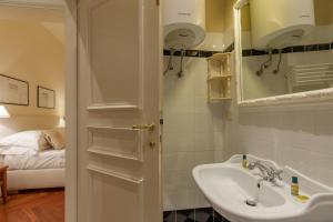 A bathroom at Big apartment a stone's throw from the Duomo