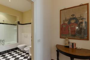 A bathroom at Big apartment a stone's throw from the Duomo