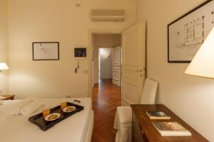 A bed or beds in a room at Big apartment a stone's throw from the Duomo