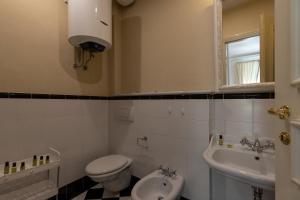 A bathroom at Big apartment a stone's throw from the Duomo