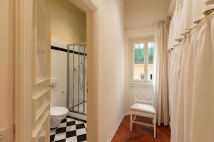 A bathroom at Big apartment a stone's throw from the Duomo Még 32 kép
