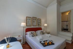 A bed or beds in a room at Big apartment a stone's throw from the Duomo