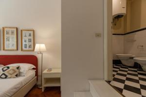 A bathroom at Big apartment a stone's throw from the Duomo
