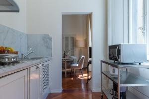 A kitchen or kitchenette at Big apartment a stone's throw from the Duomo