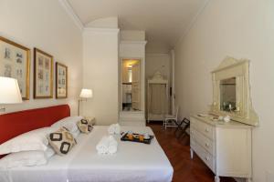 A bed or beds in a room at Big apartment a stone's throw from the Duomo