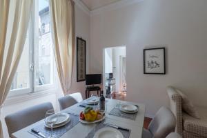 A television and/or entertainment centre at Big apartment a stone's throw from the Duomo