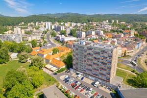 uma vista aérea de uma cidade com edifícios em Apartmány a Studia Zámecký park em Litvínov