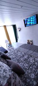 ein Schlafzimmer mit einem Bett mit einer schwarzen und weißen Decke in der Unterkunft LE COSY Joli F2 proche gare, Arénes avec terrasse privée in Nîmes