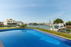 uma grande piscina azul ao lado de uma marina em NIDO 150 Mestral em Roses