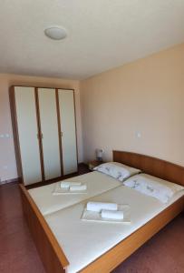 1 dormitorio con 1 cama con 2 toallas en Villa Marić en Baška Voda