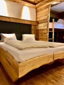 1 dormitorio con 1 cama en una cabaña de madera en Hotel Forsthof, en Sankt Johann im Pongau