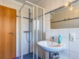 Wohnung 1 Am Sportplatz Ückeritz في يوكيريتز: حمام مع حوض ودش