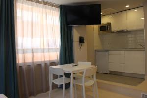 Kuchyň nebo kuchyňský kout v ubytování Modo Hotel Apartamento
