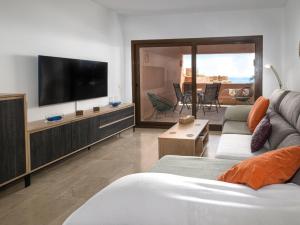 - un salon avec une télévision et un canapé dans l'établissement Coto Real 2378 Splendid views, à Manilva