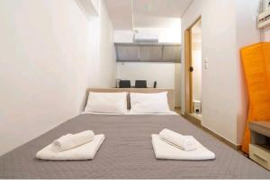 - une chambre avec un lit et 2 serviettes dans l'établissement "Athena 1" studios in Athens !!!, à Athènes