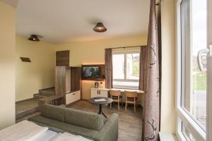 ein Wohnzimmer mit einem Sofa und einem Tisch in der Unterkunft Restaurant Grüner Baum in Leidersbach
