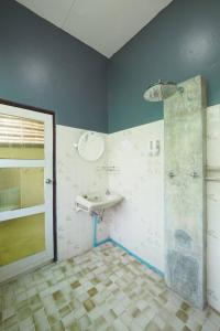 清邁的住宿－Born Guest House，一间带水槽和淋浴的浴室