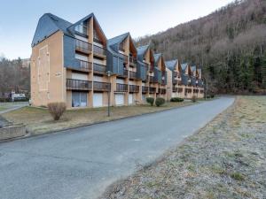a row of apartment buildings on a road at Appartement Saint-Lary-Soulan, 2 pièces, 4 personnes - FR-1-296-241 in Saint-Lary-Soulan