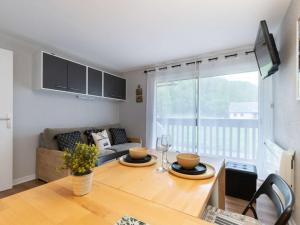 ein Wohnzimmer mit einem Tisch und einem Sofa in der Unterkunft Studio Saint-Lary-Soulan, 1 pièce, 4 personnes - FR-1-296-357 in Saint-Lary-Soulan