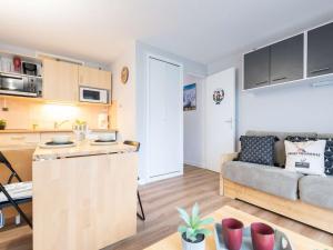 eine Küche und ein Wohnzimmer mit einem Sofa in der Unterkunft Studio Saint-Lary-Soulan, 1 pièce, 4 personnes - FR-1-296-357 in Saint-Lary-Soulan