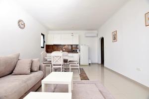 a living room with a couch and a table at Jednosoban stan Milinic in Herceg-Novi