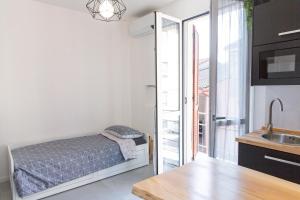 a kitchen with a bed and a sink in a room at Bed&Biker in Cingia deʼ Botti