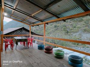 patio ze stołem i krzesłami na tarasie w obiekcie Kalden Homestay w mieście Dirang Dzong