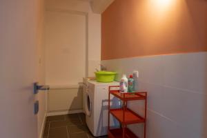 a laundry room with a washing machine and a green bowl at Stardust Guesthouse in Augusta +25 photos
