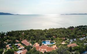 een luchtzicht op een resort aan de oever van het water bij Santiburi Koh Samui in Mae Nam