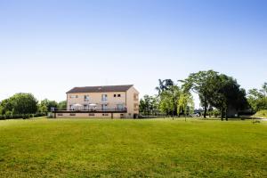 ein großes Grasfeld vor einem Haus in der Unterkunft BORGOROMA - Business & Residence in Verona