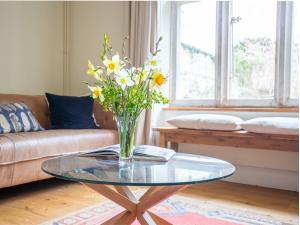 Seating area sa Lake Cottage